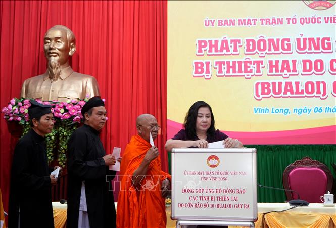 Đại biểu đóng góp ủng hộ đồng bào bị thiệt hại do cơn bão số 10.  Ảnh: Lê Thúy Hằng – TTXVN. 
