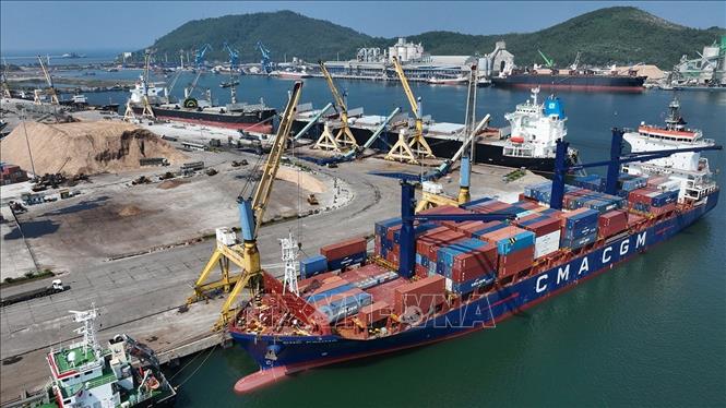 Bốc xếp hàng container nhập khẩu tại cảng quốc tế Nghi Sơn, phường Nghi Sơn, tỉnh Thanh Hóa. Ảnh: Vũ Sinh - TTXVN