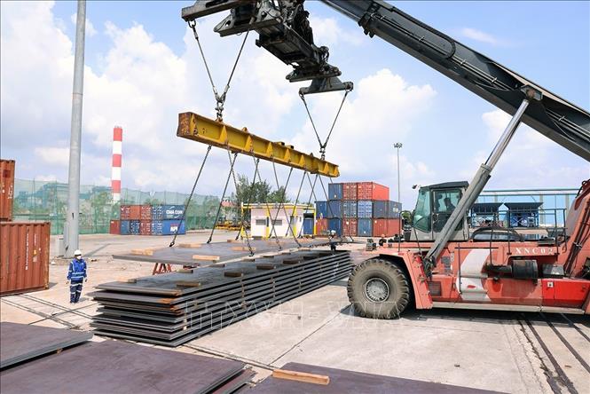 Bốc xếp thép tấm tại cảng quốc tế Nghi Sơn, phường Nghi Sơn, tỉnh Thanh Hóa. Ảnh: Vũ Sinh - TTXVN