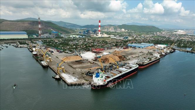 Bốc xếp hàng hoá xuất nhập khẩu tại cảng quốc tế Nghi Sơn, phường Nghi Sơn, tỉnh Thanh Hóa. Ảnh: Vũ Sinh - TTXVN