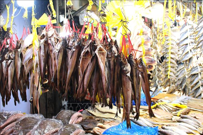 Cá Gulpi, món ăn không thể thiếu trong mâm cỗ Tết của người Hàn Quốc. Ảnh: Khánh Vân - TTXVN tại Hàn Quốc