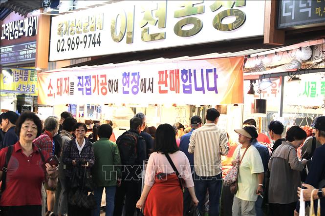 Người dân xếp hàng mua thịt lợn tại chợ Gyeongdong ở Seoul. Ảnh: Khánh Vân - TTXVN tại Hàn Quốc