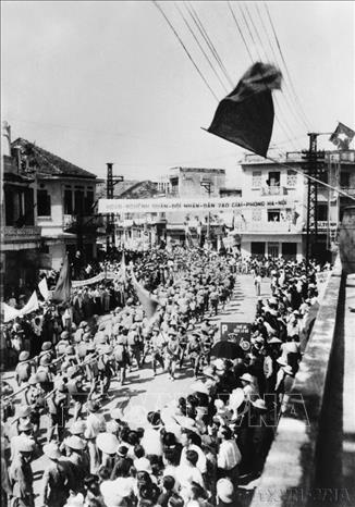 Các đơn vị bộ binh của quân ta tiến qua phố Hàng Gai vào tiếp quản Thủ đô, sáng 10/10/1954. Ảnh: Tư liệu TTXVN
