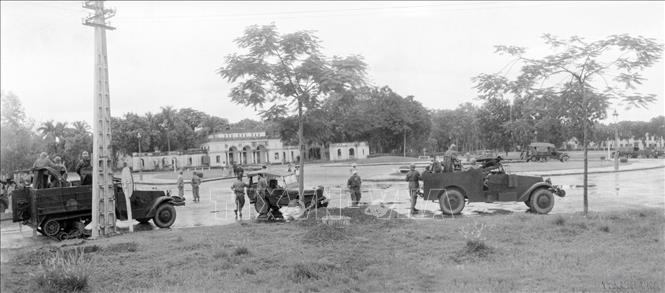 Sáng 9/10/1954, quân Pháp tập trung các phương tiện cơ giới trước vườn hoa Ba Đình để rút khỏi Hà Nội. Ảnh: Tư liệu TTXVN