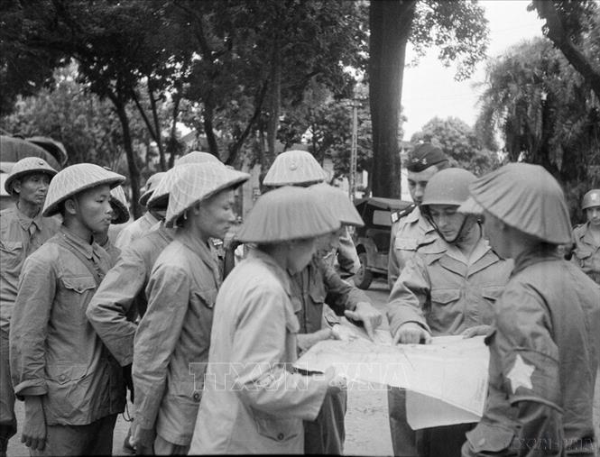 Chiến sĩ Quân đội nhân dân Việt Nam tiếp quản các công sở từ quân Pháp trong ngày 9/10/1954. Ảnh: Tư liệu TTXVN 