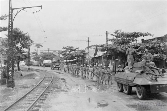 Quân Pháp rút đến đâu, Trung đoàn Thủ đô từ ô Cầu Giấy tiến vào tiếp quản đến đó trong ngày 9/10/1954. Ảnh: Tư liệu TTXVN