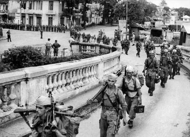 Những người lính Pháp cuối cùng rút qua cầu Long Biên để xuống Hải Phòng, chiều 9/10/1954. Ảnh: Tư liệu TTXVN phát