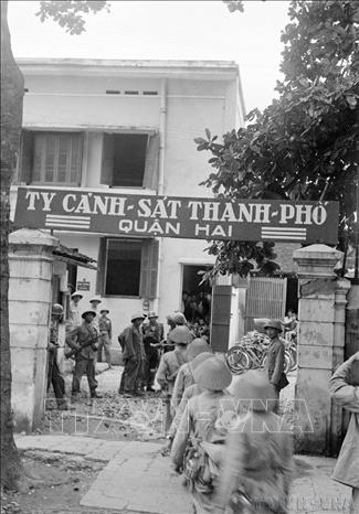 Một đơn vị Quân đội nhân dân Việt Nam tiếp quản Ty Cảnh sát ở phố Hàng Đậu, ngày 9/10/1954. Ảnh: Tư liệu TTXVN