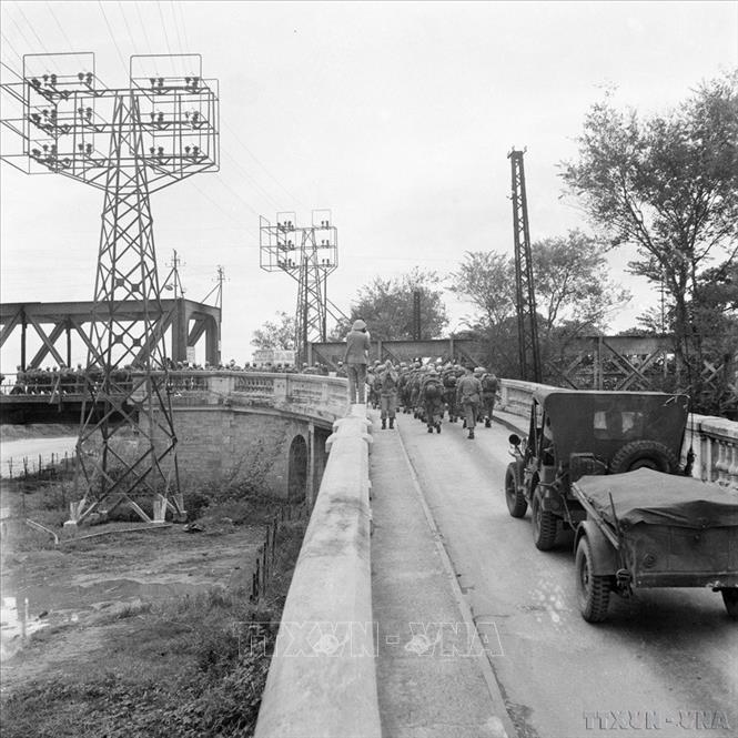Những người lính Pháp cuối cùng rút qua cầu Long Biên để xuống Hải Phòng, chiều 9/10/1954. Ảnh: Tư liệu TTXVN