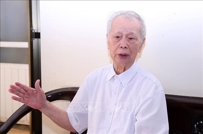 Cựu chiến binh Nguyễn Minh Thắng chia sẻ với phóng viên về những ngày tháng tham gia giải phóng Thủ đô Hà Nội. Ảnh: Văn Điệp - TTXVN