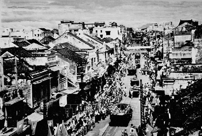 Nhân dân nhiệt liệt đón chào lực lượng cơ giới Quân đội nhân dân Việt Nam tiến vào trong ngày tiếp quản Thủ đô, sáng 10/10/1954. Ảnh: Tư liệu - TTXVN