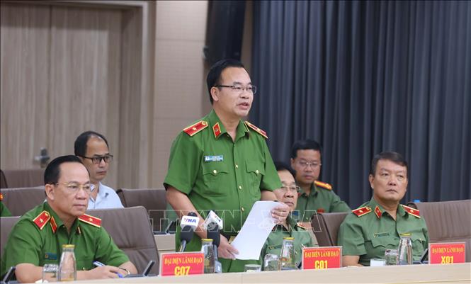 Thiếu tướng Lê Văn Tân, Phó Chánh Văn phòng Cơ quan Cảnh sát điều tra, Bộ Công an trả lời câu hỏi của phóng viên các cơ quan thông tấn, báo chí. Ảnh: Phạm Kiên - TTXVN