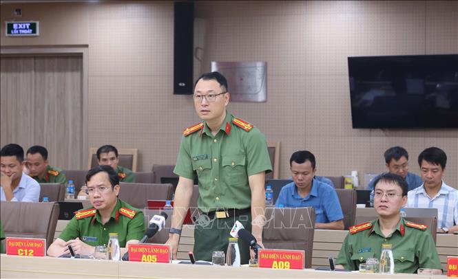 Thượng tá Triệu Mạnh Tùng, Phó Cục trưởng Cục An ninh mạng và phòng, chống tội phạm sử dụng công nghệ cao (Bộ Công an) trả lời câu hỏi của phóng viên các cơ quan thông tấn, báo chí. Ảnh: Phạm Kiên - TTXVN