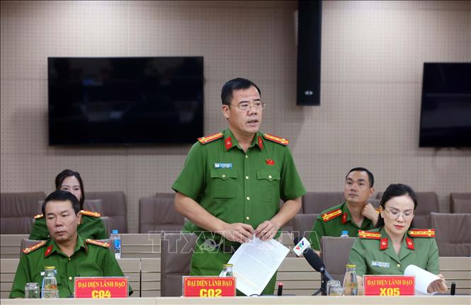 Đại tá Lê Khắc Sơn, Phó Cục trưởng Cục Cảnh sát hình sự trả lời câu hỏi của phóng viên các cơ quan thông tấn, báo chí. Ảnh: Phạm Kiên - TTXVN