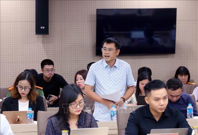 Phóng viên Thông tấn xã Việt Nam đặt câu hỏi tại buổi họp báo. Ảnh: Phạm Kiên - TTXVN