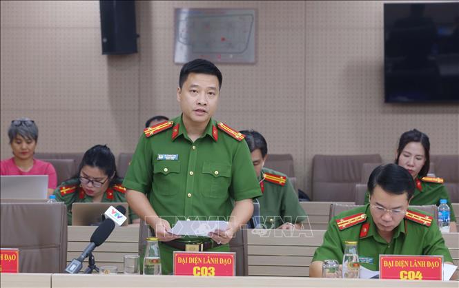 Thượng tá Vũ Thanh Tùng, Phó Cục trưởng Cục Cảnh sát điều tra tội phạm về tham nhũng, kinh tế, buôn lậu (Bộ Công an) trả lời câu hỏi của phóng viên các cơ quan thông tấn, báo chí. Ảnh: Phạm Kiên - TTXVN