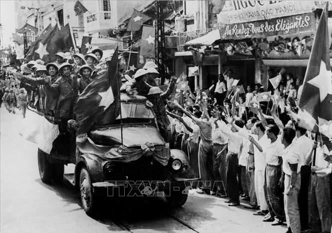Sáng 10/10/1954, các cánh quân của Đại đoàn Quân Tiên Phong từ các cửa ô tiến vào tiếp quản Thủ đô được giải phóng trong rừng cờ hoa đón chào của 20 vạn người dân Hà Nội. Ảnh: Tư liệu TTXVN