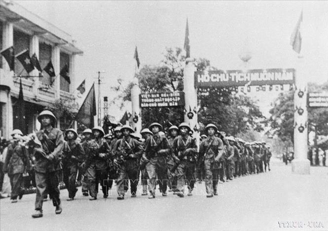 Trước sự mong chờ của nhân dân Thủ đô, sáng 10/10/1954, cánh quân của Đại đoàn 308 Quân Tiên Phong từ các cửa ô tiến vào tiếp quản Thủ đô. Ảnh: Tư liệu TTXVN   