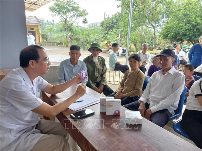 Tư vấn, hướng dẫn phát hiện bệnh lao tại cộng đồng. Ảnh: Đào An - TTXVN