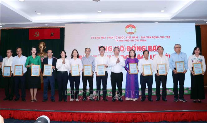 Lễ tiếp nhận tượng trưng sự ủng hộ của các tổ chức, đơn vị, doanh nghiệp hỗ trợ đồng bào bị bão lũ, thiên tai. Ảnh: Xuân Khu-TTXVN