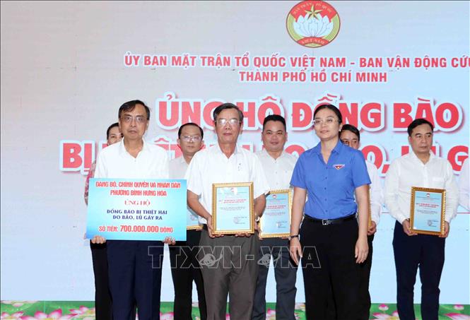 Nghi lễ tiếp nhận tượng trưng sự ủng hộ của các tổ chức, đơn vị, doanh nghiệp hỗ trợ đồng bào bị bão lũ, thiên tai. Ảnh: Xuân Khu-TTXVN