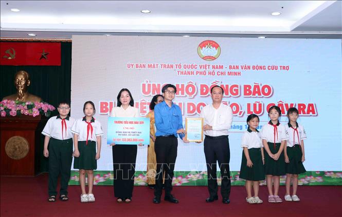 Nghi lễ tiếp nhận tượng trưng sự ủng hộ của các tổ chức, đơn vị, doanh nghiệp hỗ trợ đồng bào bị bão lũ, thiên tai. Ảnh: Xuân Khu-TTXVN