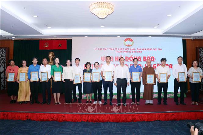 Nghi lễ tiếp nhận tượng trưng sự ủng hộ của các tổ chức, đơn vị, doanh nghiệp hỗ trợ đồng bào bị bão lũ, thiên tai. Ảnh: Xuân Khu-TTXVN