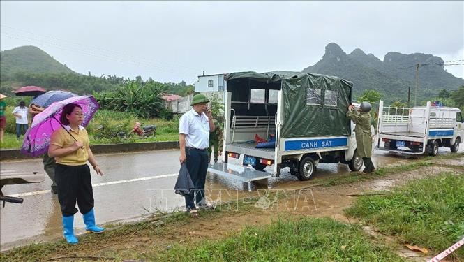 Các lực lượng chức năng đã tổ chức khoanh vùng, cắm biển cảnh báo tại khu vực sụt lún, đồng thời ngăn không cho người dân tiếp cận khu vực nguy hiểm. Ảnh TTXVN phát