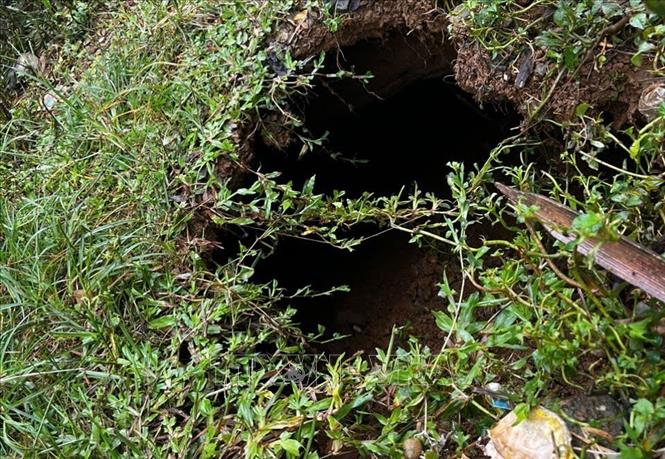 hố sụt mới được phát hiện tại xã Na Rì. Ảnh TTXVN phát