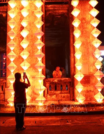 Vibrant lanterns illuminating the 2025 Hue Imperial Mid-Autumn Festival Program. Photo: Nguyen Ly - VNA