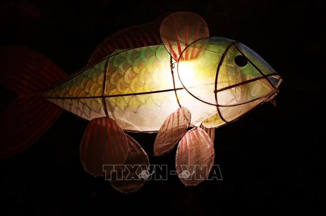 A colorful fish-shaped lantern at the 2025 Hue Imperial Mid-Autumn Festival Program. Photo: Nguyen Ly - VNA