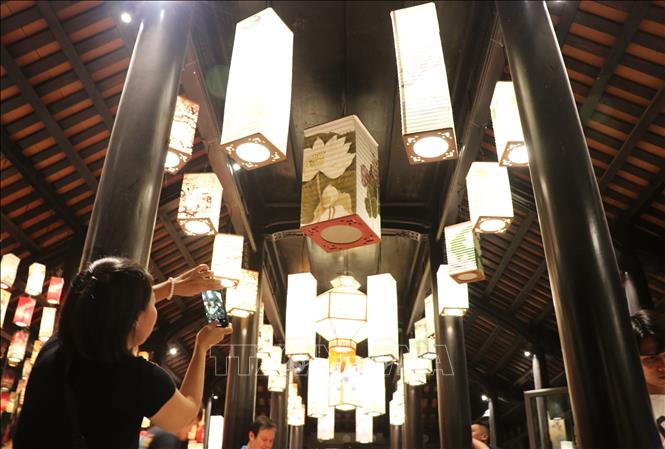 Hue’s traditional collapsible lanterns shining brightly at the 2025 Hue Imperial Mid-Autumn Festival Program. Photo: Nguyen Ly - VNA