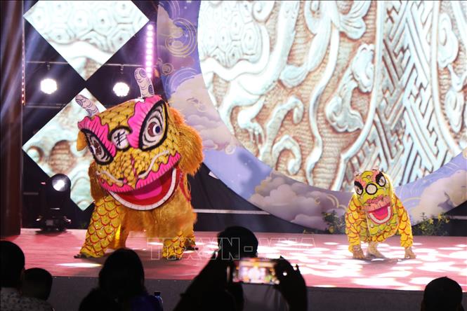 Unicorn dance performance at the 2025 Hue Imperial Mid-Autumn Festival Program. Photo: Nguyen Ly - VNA