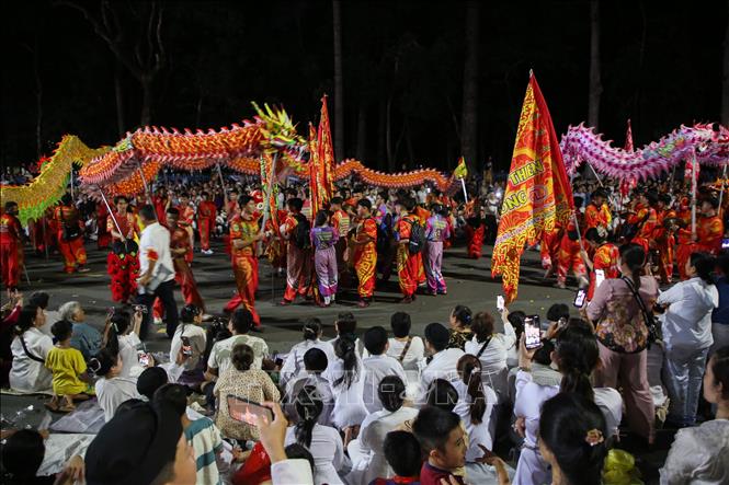 Đông đảo người dân có một đêm Trung thu đằm ấm, vui vẻ với các chương trình biểu diễn mang đậm nét văn hóa cổ truyền. Ảnh: Giang Phương – TTXVN