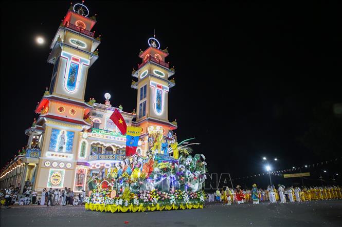 Cộ bông Đức Phật Mẫu và Cửu vị Tiên Nương trong nghi thức chính của Đại lễ. Ảnh: Giang Phương - TTXVN.