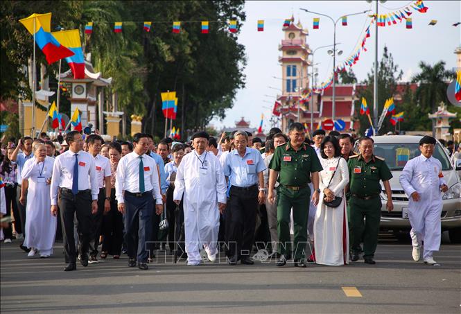 Lãnh đạo Tỉnh ủy, UBND, Ủy ban Mặt trận Tổ quốc Việt Nam tỉnh Tây Ninh cùng đại biểu các ban, ngành tham dự Đại lễ Hội yến Diêu Trì Cung. Ảnh: Giang Phương - TTXVN