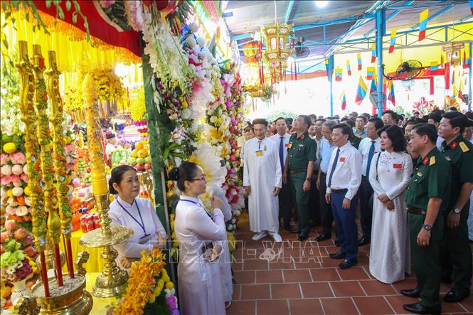 Đại biểu, du khách tham quan các gian hàng quả phẩm độc đáo được trưng bày trang trọng tại Đại lễ. Ảnh: Giang Phương - TTXVN