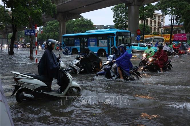Nhiều điểm trên quốc lộ 32 ngập sâu vào sáng 7/10. Ảnh: Văn Điệp - TTXVN