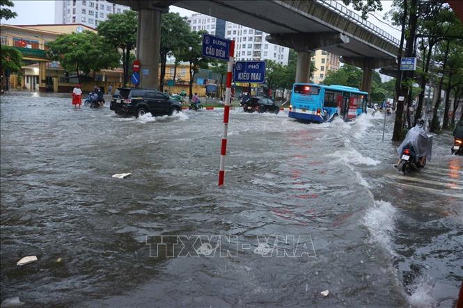 Đường Cầu Diễn ngập sâu, ảnh hưởng lớn đến việc di chuyển của người dân sáng 7/10. Ảnh: Văn Điệp - TTXVN