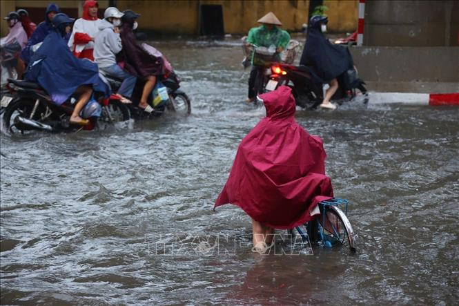 Đường Cầu Diễn ngập sâu, ảnh hưởng lớn đến việc di chuyển của người dân sáng 7/10. Ảnh: Văn Điệp - TTXVN