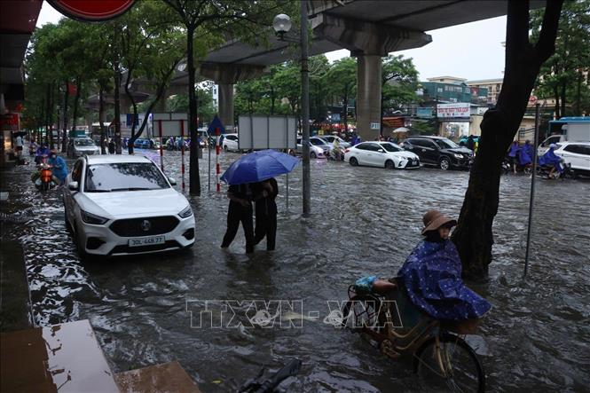 Đường Cầu Diễn ngập sâu, ảnh hưởng lớn đến việc di chuyển của người dân sáng 7/10. Ảnh: Văn Điệp - TTXVN