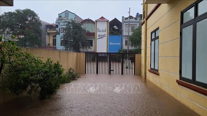 Nước dâng cao tràn vào Trụ sở CQTT Thông tấn xã Việt Nam tại phường Phan Đình Phùng, tỉnh Thái Nguyên. Ảnh: Quân Trang- TTXVN