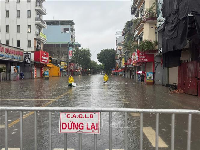 Phố Ngọc Lâm ngập sâu từ đêm do mưa lớn. Ảnh: Minh Quyết - TTXVN