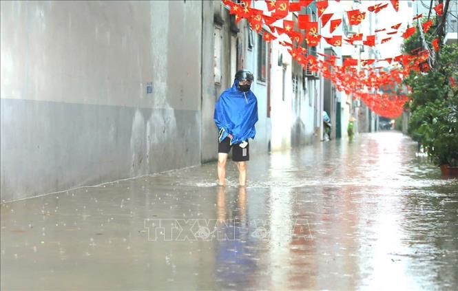 Phố Việt Hưng ngập sâu từ đêm do mưa lớn. Ảnh: Thành Phương - TTXVN