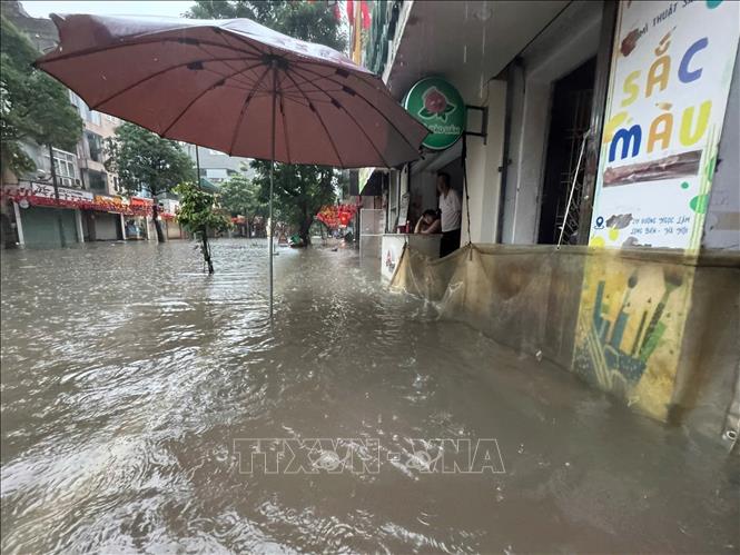 Phố Ngọc Lâm ngập sâu từ đêm do mưa lớn. Ảnh: Minh Quyết - TTXVN