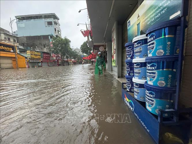 Phố Ngọc Lâm ngập sâu từ đêm do mưa lớn. Ảnh: Minh Quyết - TTXVN