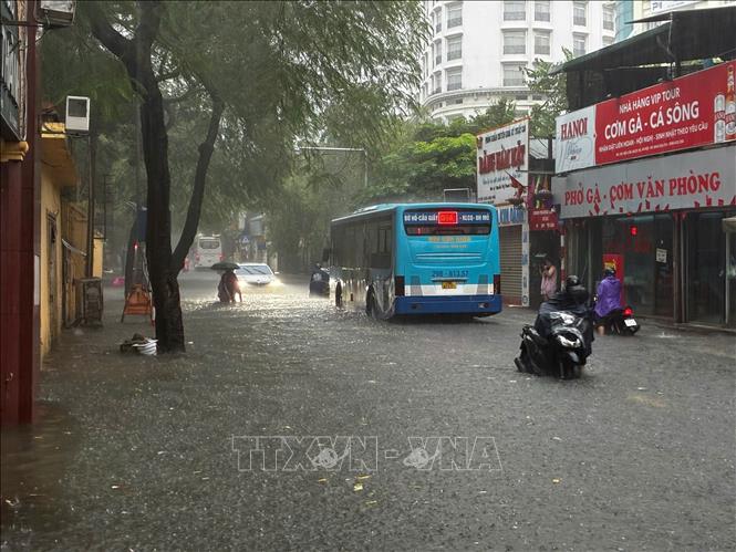 Phố Đội Cấn ngập sâu vào sáng 7/10. Ảnh: Lê Đông - TTXVN