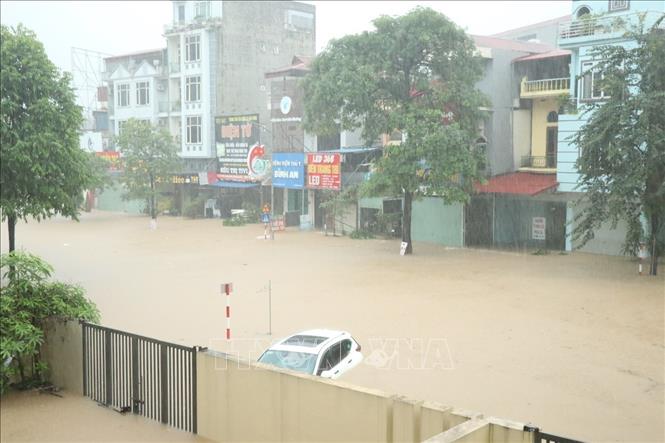 Mưa lớn gây ngập lụt tại phường Phan Đình Phùng, tỉnh Thái Nguyên. Ảnh: Quân Trang - TTXVN