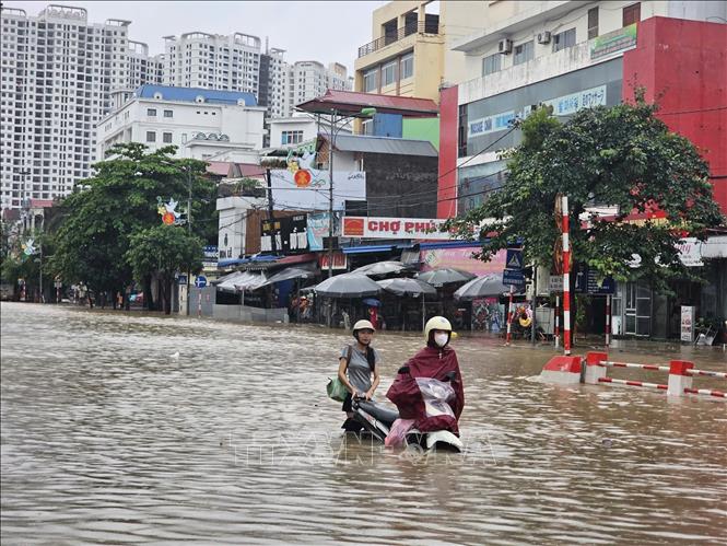 Người dân di chuyển rất khó khăn tại Ngã tư Phú Thái - Quang Trung, phường Phan Đình Phùng. Ảnh: Thảo Nguyên-TTXVN