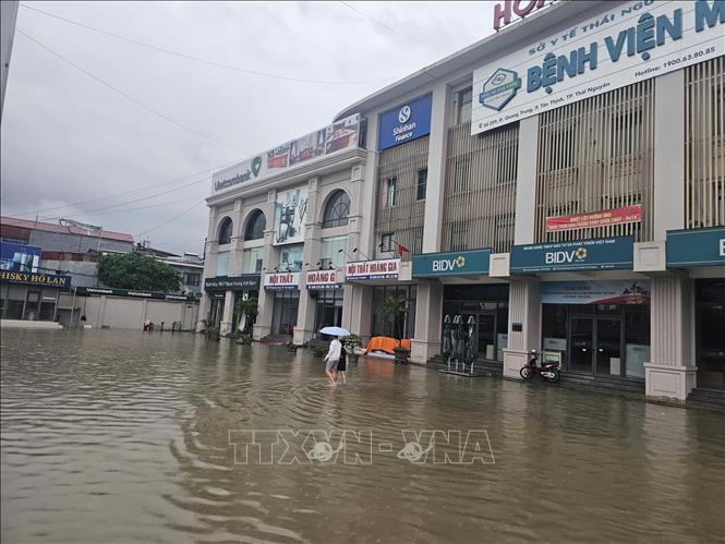 Nước ngấp nghé Trung tâm thương mại Hoàng Gia Plaza, phường Phan Đình Phùng. Ảnh: Thảo Nguyên-TTXVN